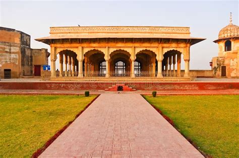  De Tempel van Lahore: Een Verwonderlijke Fusie van Architectuur en Miniatuurkunst!