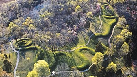   The Great Serpent Mound! Een Mysterieuze Uiting van Voorhistorische Kunst en Kosmische Visies