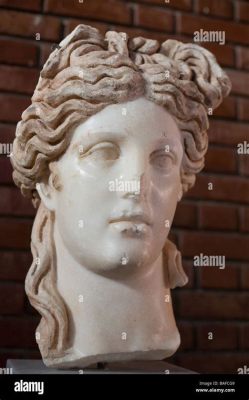 De 'Venus van Afrodisias'! Een Marmeren Meesterwerk Vol Sensualiteit en Klassieke Elegantie